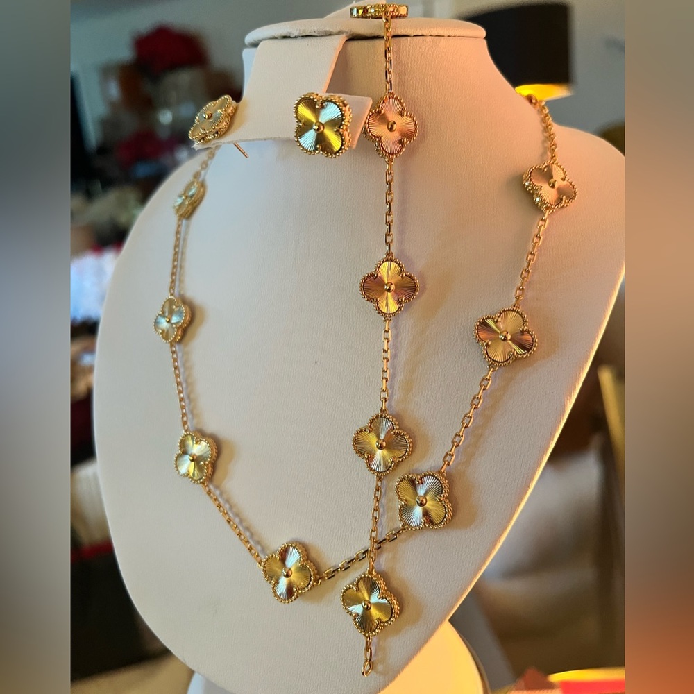 Elegant 3 pieces Gold Clover Set
